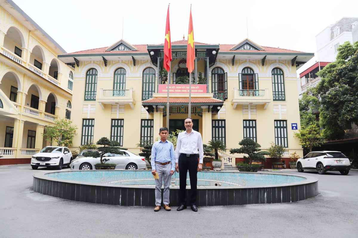 Phó Chủ tịch Phùng Khánh Tài và ông Trần Đình Thắng chụp ảnh lưu niệm tại trụ sở UBTƯ MTTQ Việt Nam.