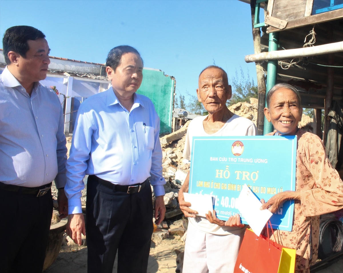 Chủ tịch Trần Thanh Mẫn thăm hỏi, hỗ trợ gia đình ông Tăng Văn Cự.