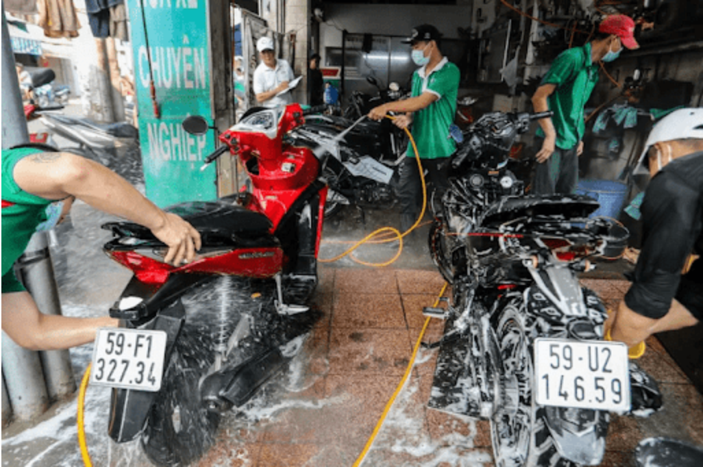 Rửa xe để loại bỏ hết đất, cát, bụi bẩn giúp xe hạn chế bị ăn mòn.