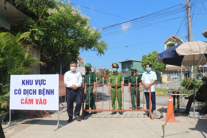 Chốt kiểm soát cách ly một thôn khi có người từ Hàn Quốc dương tính với SARS-CoV-2. Ảnh: Thanh Tuấn.