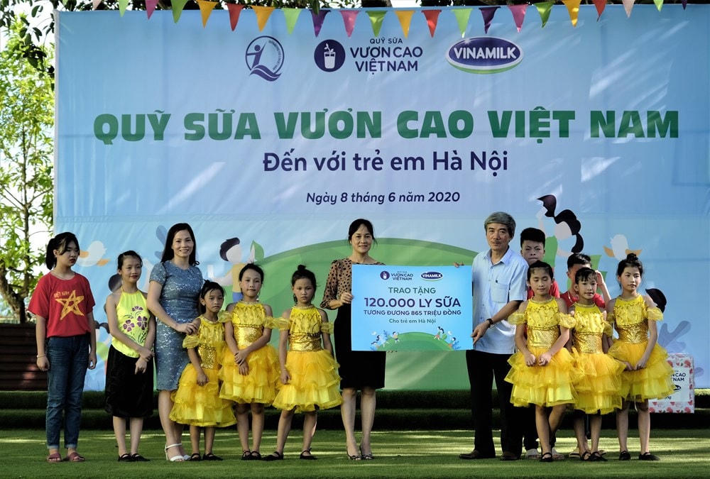 Quỹ sữa Vươn cao Việt Nam và&nbsp;Vinamilk&nbsp;trao tặng 1.200 ly sữa cho trẻ em Hà Nội