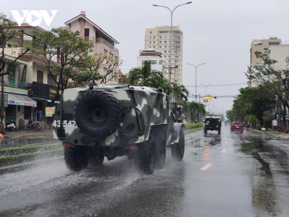 Đà Nẵng sau một đêm 'đón' bão số 13