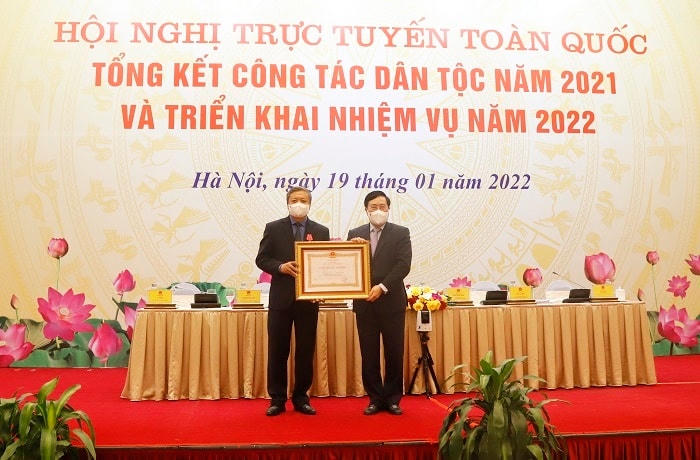 Thừa ủy quyền của Chủ tịch nước, Phó Thủ tướng Thường trực Phạm Bình Minh trao Huân chương Lao động hạng Ba cho ông Bùi Văn Lịch, nguyên Vụ trưởng, Thư ký Bộ trưởng, Chủ nhiệm Uỷ ban Dân tộc.