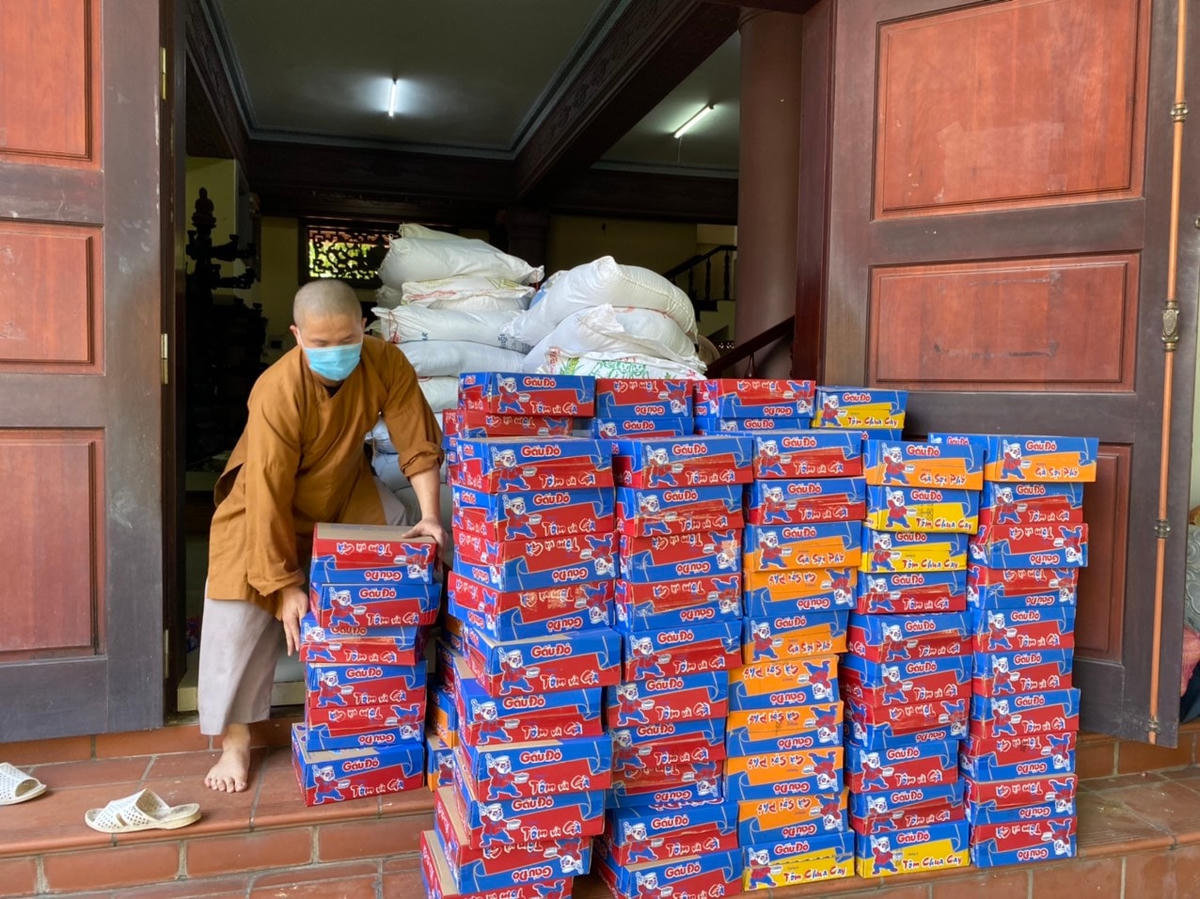 Mì tôm tặng cho người dân nghèo, người lao động gặp khó khăn.
