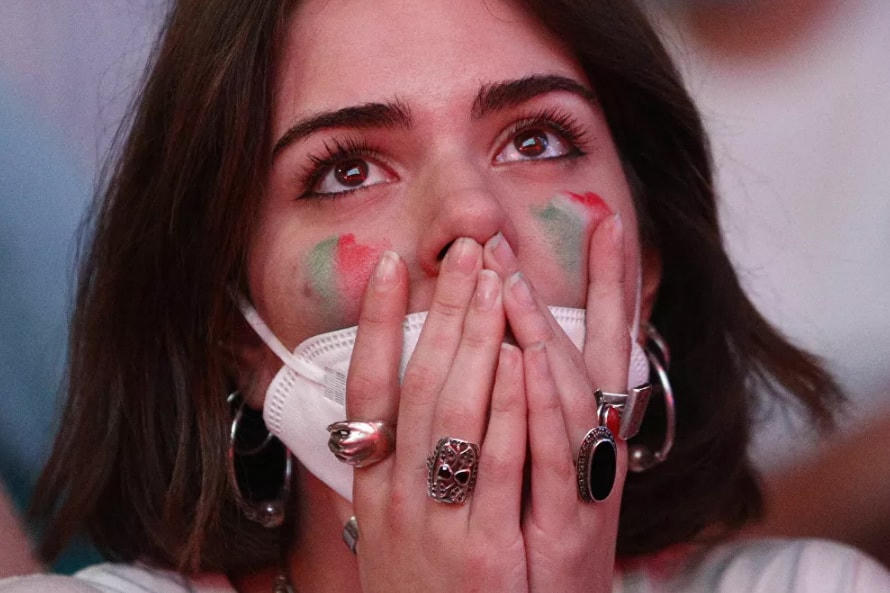 Nữ cổ động viên Đội tuyển Italia cảm xúc theo dõi trận đấu giữa Thổ Nhĩ Kỳ và Italia trên sân Stadio Olimpico của Rome.