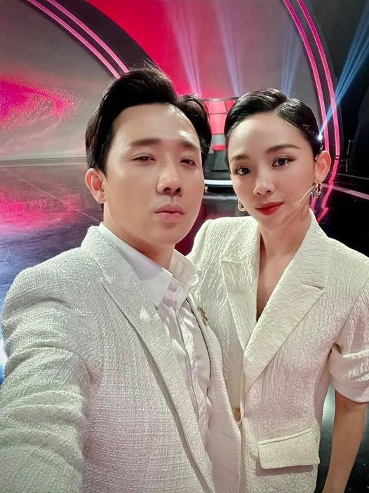 Trấn Thành đăng ảnh chụp cùng Tóc Tiên với lời bình hài ước: “Hồi xưa ông Chí Tài là người đầu tiên nói tui với Tóc Tiên là anh em ruột! Bữa nay chụp chung mới thấy.... giống thiệt!!!! Tui đẹp hơn, xin lỗi em!!!”.  