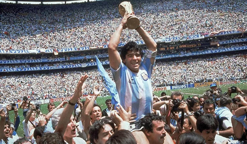 Diego Maradona của Argentina ăn mừng với chiếc cúp khi kết thúc trận chung kết World Cup 1986 tại Sân vận động Atzeca, ở Thành phố Mexico, Mexico.  