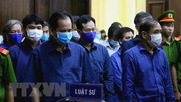 Các bị cáo nghe tòa tuyên án. Ảnh: TTXVN.