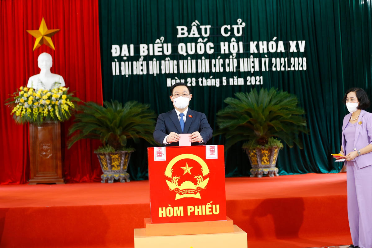 Ủy viên Bộ Chính trị, Chủ tịch Quốc hội, Chủ tịch Hội đồng Bầu cử Quốc gia Vương Đình Huệ bỏ phiếu bầu tại Khu vực bỏ phiếu số 1, Đơn vị bầu cử số 3 TP Hải Phòng.