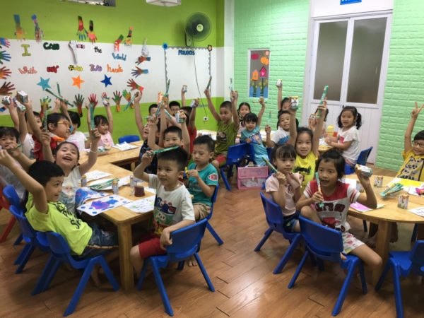 Theo nhà báo Thu Hà, tập đọc, tập viết cứ để cô giáo lo. Phụ huynh hãy dạy con những kỹ năng khác mà nhà trường đang bỏ trống.