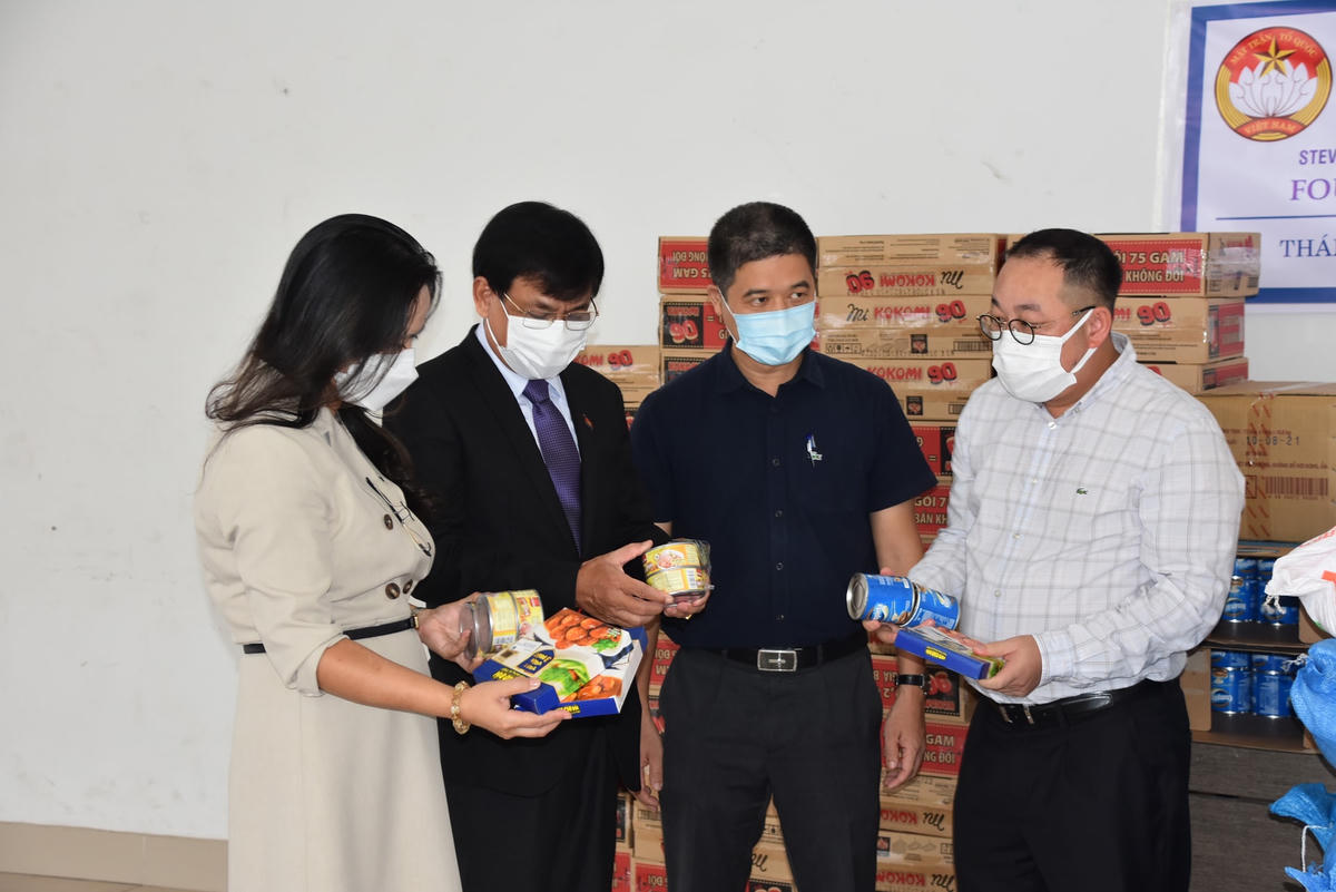Những phần quà gửi đến các lưu học sinh bao gồm lương thực, nhu yếu phẩm thiết yếu.