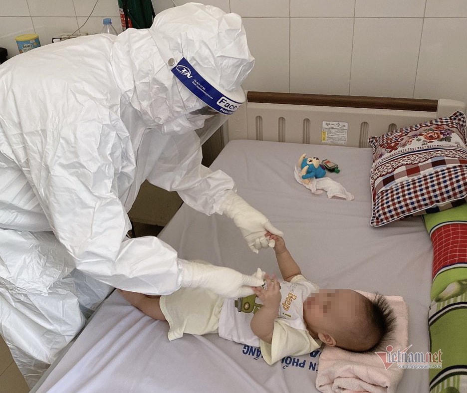 Bệnh nhi nhỏ nhất mới 6 tháng tuổi đang điều trị tại Bệnh viện Phổi Đà Nẵng.  