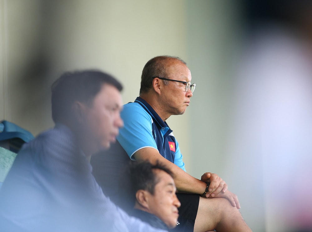 HLV Park Hang Seo chăm chú theo dõi sự thể hiện của các cầu thủ trẻ.