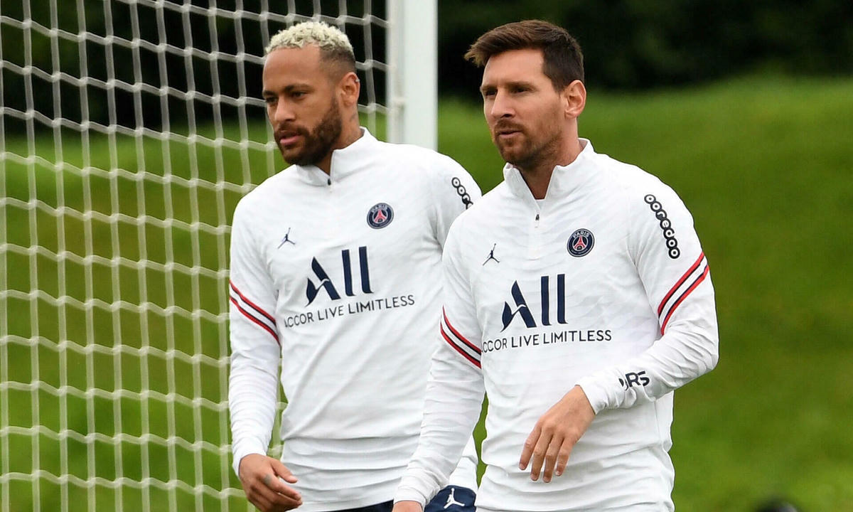 Messi và Neymar được cho thuộc phe cánh cầu thủ Nam Mỹ tại PSG.