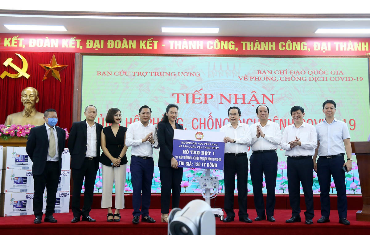 Chủ tịch Trần Thanh Mẫn tiếp nhận ủng hộ 500 máy thở từ Trường Đại học Văn Lang và Tập đoàn Vạn Thịnh Phát. Ảnh: Quang Vinh.