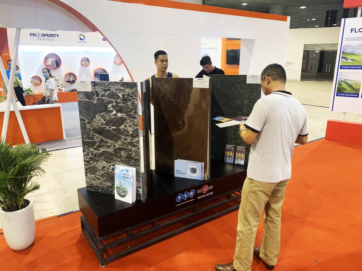 Sản phẩm đá marble tự nhiên của FLC STONE thu hút sự quan tâm của người tham quan triển lãm.