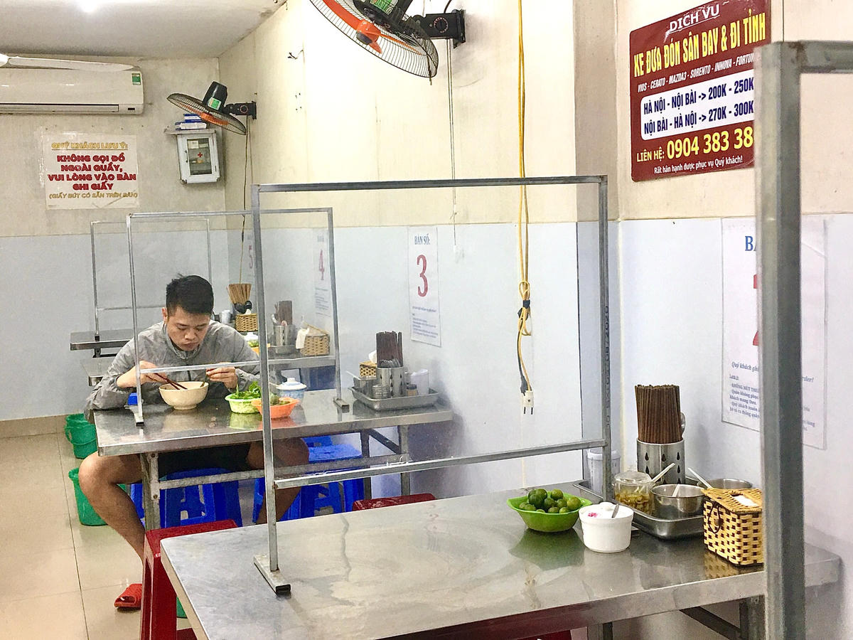 Hầu hết các quán ăn đều rất vắng vẻ ngày đầu Hà Nội cho phép phục vụ tại chỗ.
