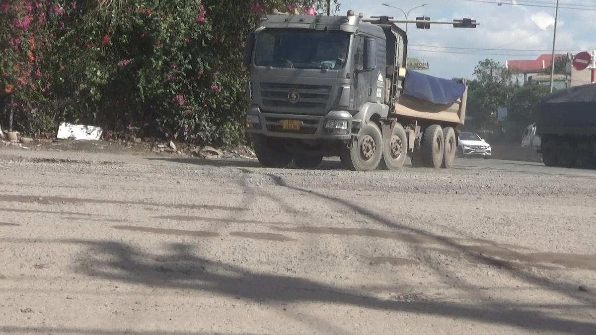 Điểm giao cắt giữa Quốc lộ 51 với đường Nam Cao đã bị xe tải ben “cày” xới gây xuống cấp trầm trọng.