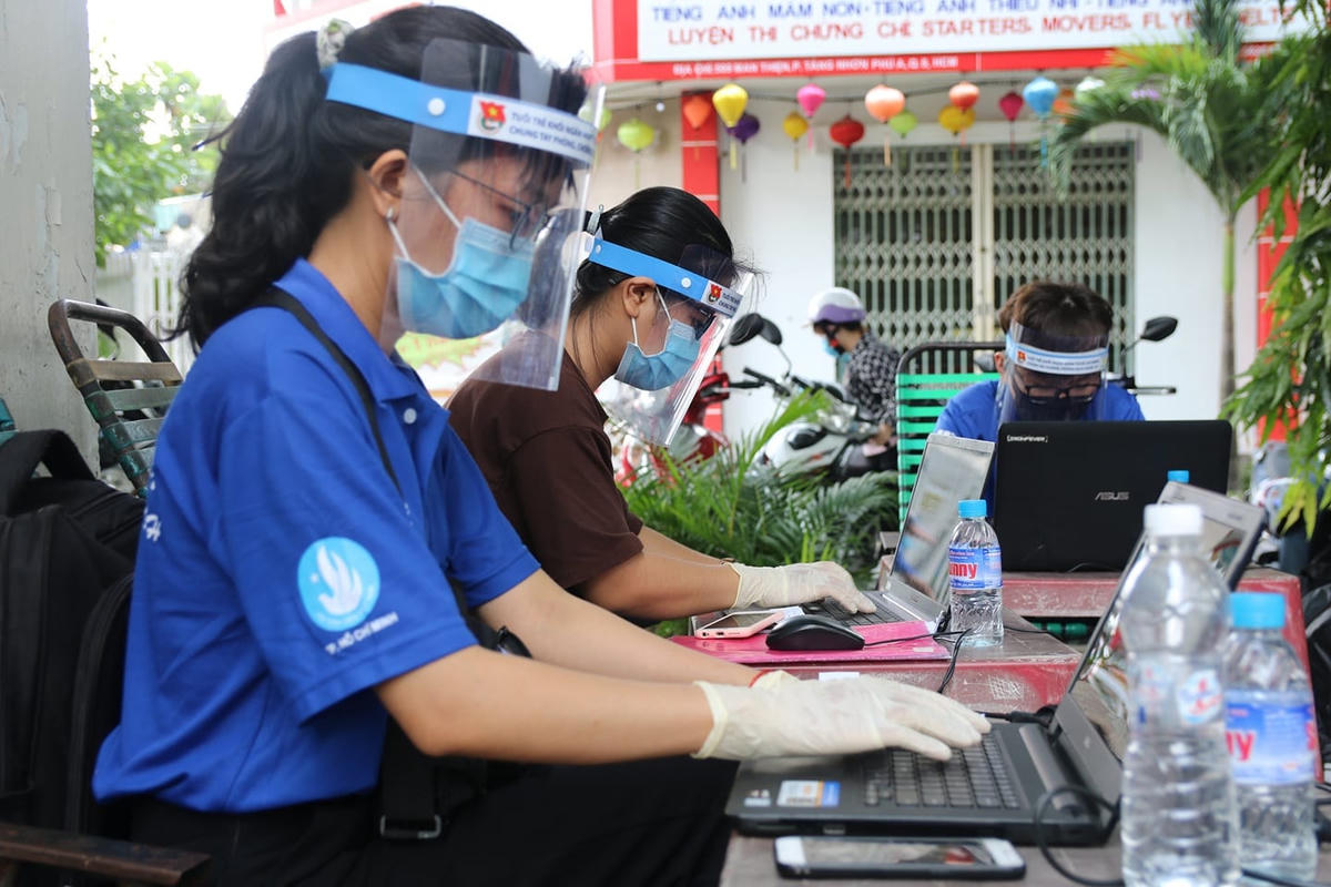 Tình nguyện viên hỗ trợ y tế lấy mẫu xét nghiệm tại thành phố Thủ Đức. Ảnh: HCDC.