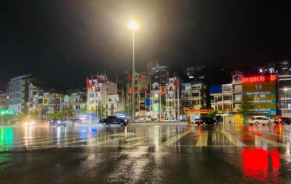 Khu vực vòng xuyến Kênh Liêm nối các tuyến đường Nguyễn Văn Cừ, đường Kênh Liêm và đường Lê Thánh Tông chỉ có lác đác một vài phương tiện tham gia giao thông là ô tô.