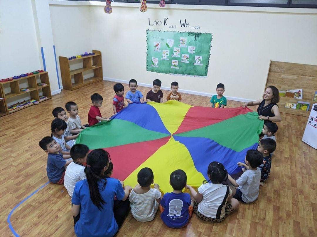 Trẻ mầm non học mà chơi cùng cô giáo Trường Mầm non An preschool.