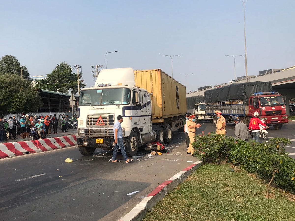 Công an khám nghiệm hiện trường. Ảnh: TL.