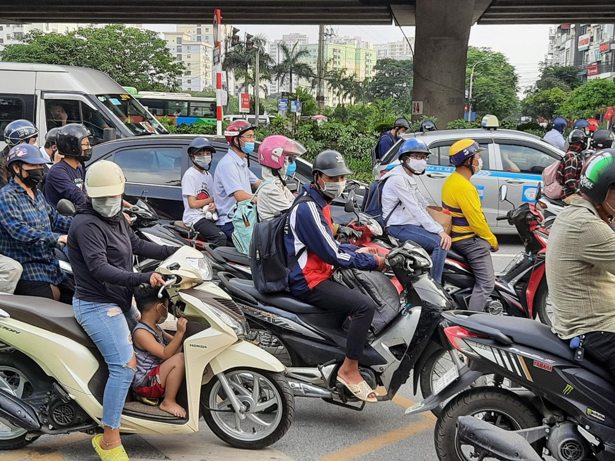 Lượng xe máy đổ về Hà Nội vào chiều nay (2/5) cũng đã tăng cao.