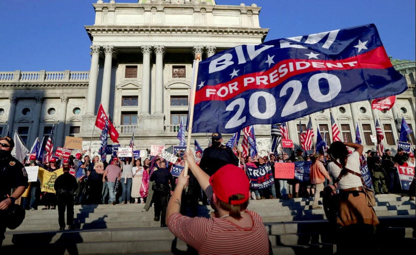 Những người ủng hộ Tổng thống Trump biểu tình bên ngoài tòa nhà Tòa nhà Quốc hội sau khi truyền thông tuyên bố ông Biden là người chiến thắng trong cuộc bầu cử Tổng thống Mỹ năm 2020, Harrisburg, Pennsylvania, Mỹ, ngày 7/11/2020. Ảnh: Reuters.