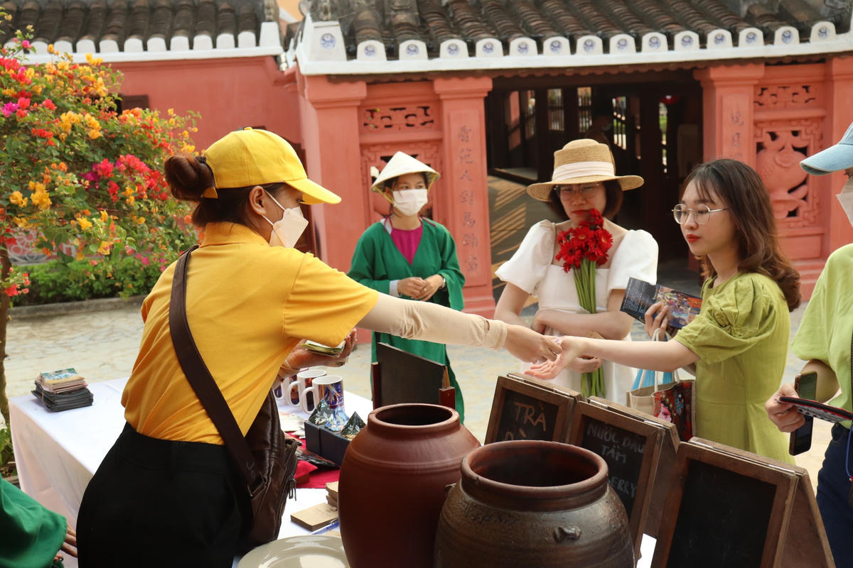 Du khách được lựa chọn đồ uống và món ăn hợp với túi tiền.
