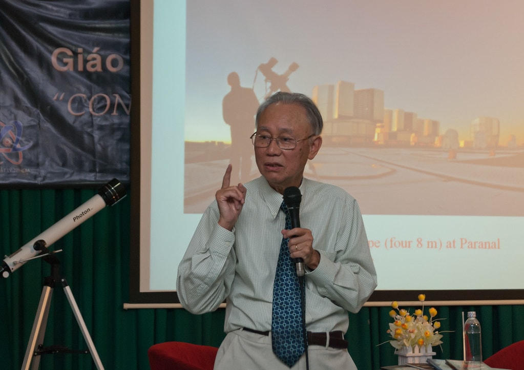GS Nguyễn Quang Riệu trong một lần về Việt Nam nói chuyện về thiên văn học.