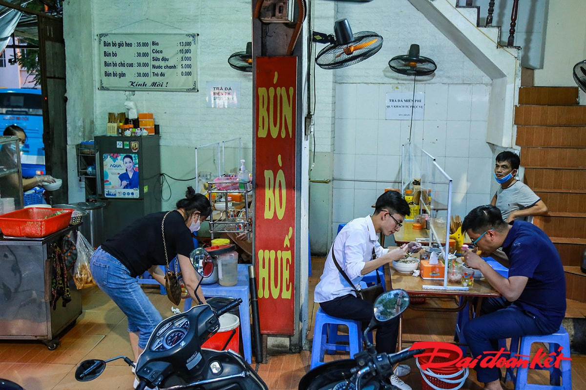 Mặc dù quán có diện tích khá nhỏ, nhưng chủ quán vẫn xếp bàn với khoảng cách tối thiểu và có tấm kính chắn để phòng chống dịch theo quy định của thành phố.