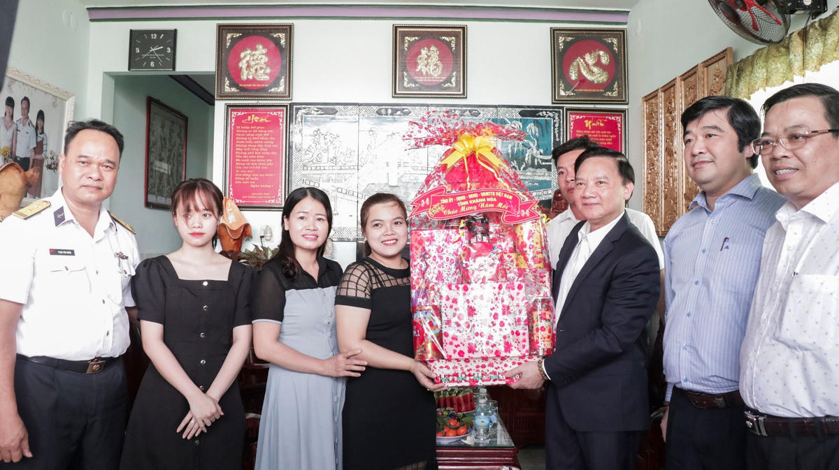 Ông Nguyễn Khắc Định, Bí thư Tỉnh ủy Khánh Hòa,trao quà cho gia đình Trung sĩ Nguyễn Văn Phước, trú tại Phước Lộc, Phước Đồng, Nha Trang.