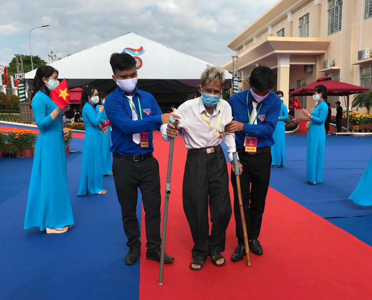 Một vị lão thành Cách mạng đến đến dự buổi lễ.