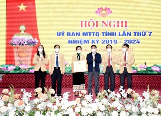 Ông Nguyễn Văn Thông, Phó Bí thư Tỉnh ủy trao Bằng khen của Ủy ban Trung ương MTTQ Việt Nam cho tập thể Ủy ban MTTQ Việt Nam tỉnh Nghệ An.