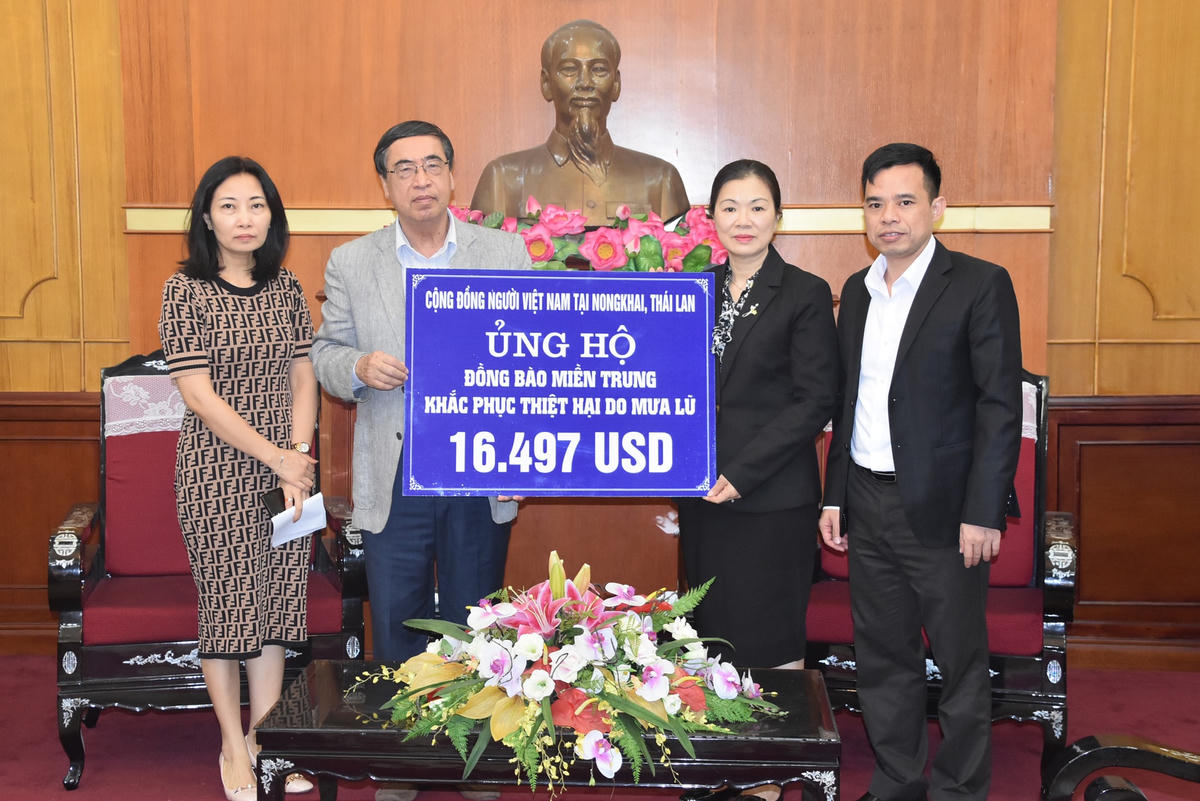 Phó Chủ tịch Trương Thị Ngọc Ánh tiếp nhận ủng hộ từ Cộng đồng người Việt Nam tại Nong Khai, Thái Lan.