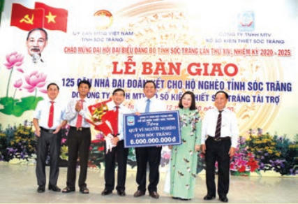 Chủ tịch Ủy ban MTTQ Việt Nam tỉnh Sóc Trăng tặng quà cho học sinh nghèo, vượt khó.