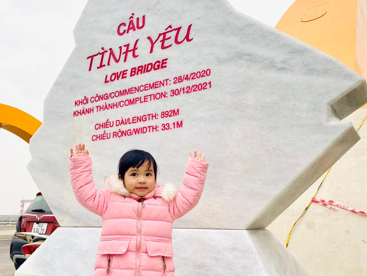 Tấm biển khắc tên cầu Tình Yêu là điểm nhấn ghi dấu trong mọi bức ảnh của người dân khi "check in" tại đây.