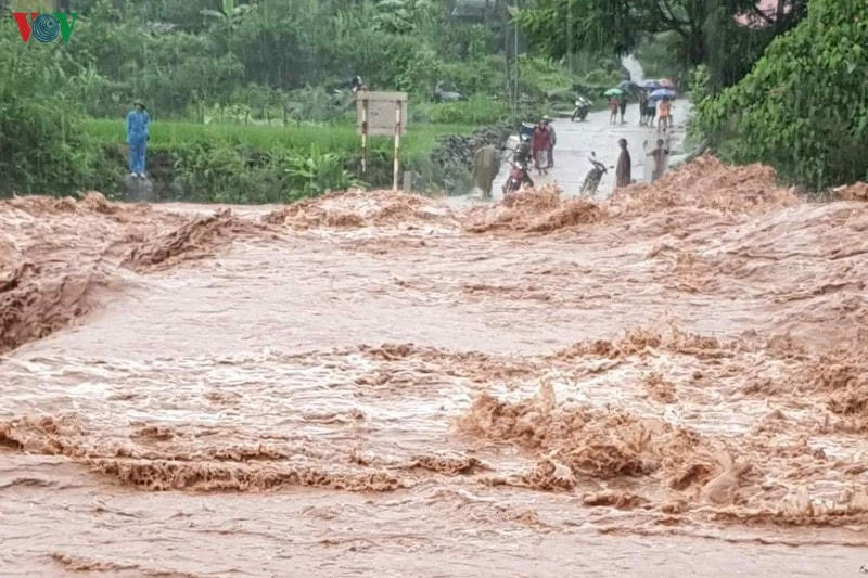 Mưa to cục bộ ở nhiều nơi khiến mực nước tại các sông, suối, hồ, đập trên địa bàn tỉnh Lai Châu dâng cao...