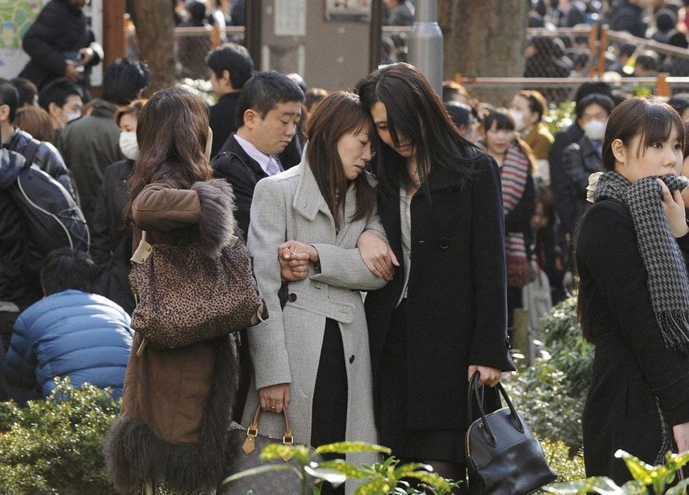 Người dân chạy sơ tán đứng quanh Công viên Trung tâm Shinjuku ở Tokyo. Nguồn: theglobeandmail.  