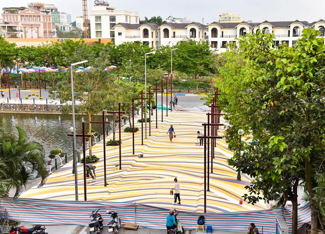 Mới đây, để chuẩn bị cho sự mở cửa trở lại cũng như sẵn sàng đón khách du lịch sau thời gian dài đóng cửa do dịch bệnh, UBND quận Tây Hồ đã chỉnh trang lại khu vực phố đi bộ Trịnh Công Sơn.