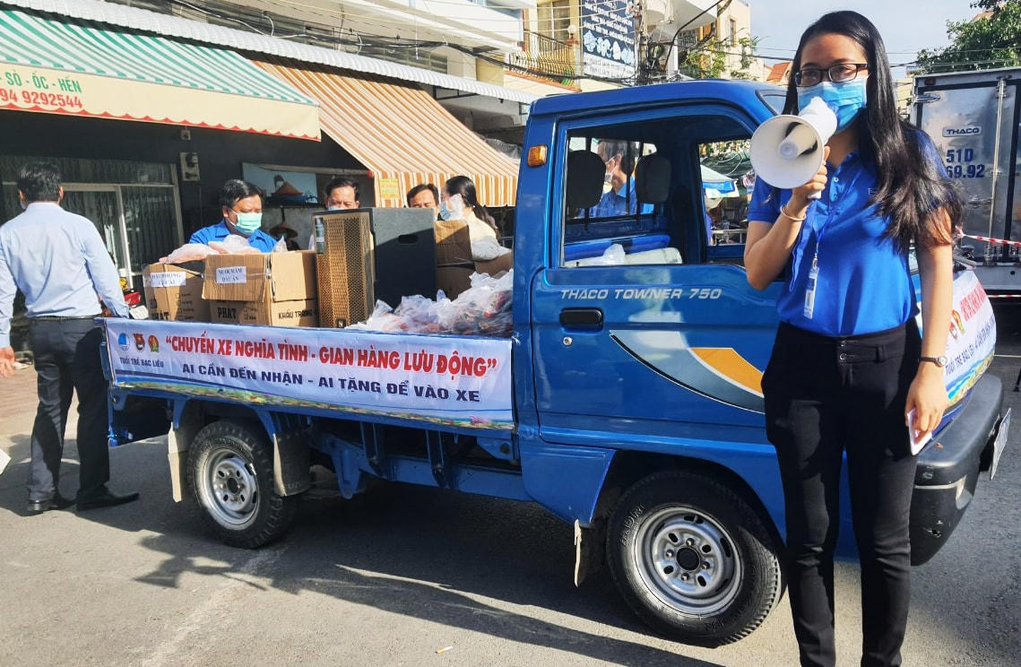 Lực lượng ngoài đến tận nơi còn dùng loa kêu gọi, vận động các tiểu thương đến hỗ trợ cho chuyến xe.