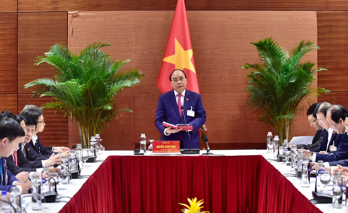 Thủ tướng Nguyễn Xuân Phúc chỉ đạo tại cuộc họp. Ảnh: Quang Vinh.