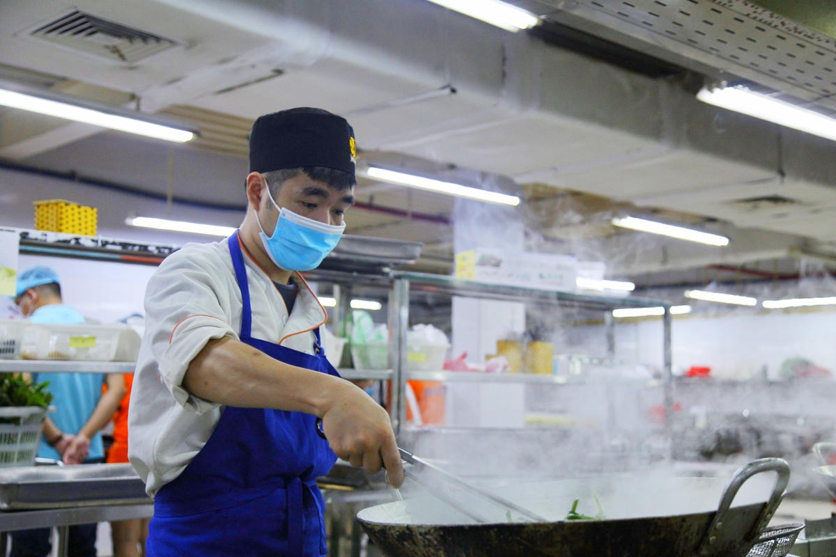 Anh Nguyễn Văn Tuyền, thành viên sáng lập Food Banks Việt Nam cho biết: “Với tinh thần là một mạng lưới thực phẩm cho người nghèo, chúng tôi đã phối hợp với BNAFOODS để tổ chức các bữa cơm phục vụ cho lực lượng tuyến đầu chống dịch cũng như những hoàn cảnh khó khăn, chung sức vượt qua đại dịch”.
