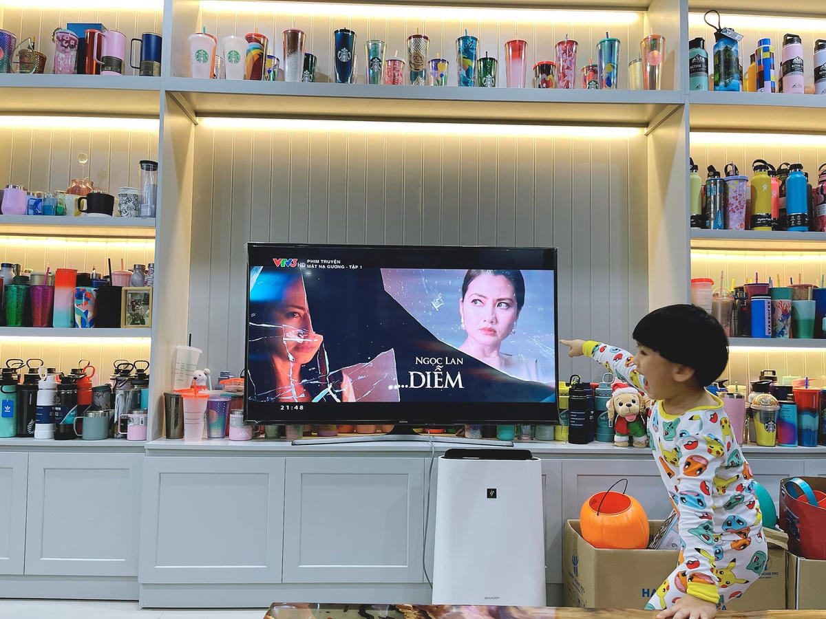 Ngọc Lan phải xa con trai 5 tháng để ra Bắc nhận vai dì Diễm trong series cảnh sát hình sự "Mặt nạ gương". Ảnh: NVCC. 