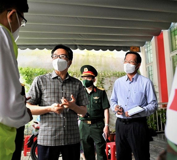 Ông Phan Văn Mãi ghi chép tỉ mỉ trong chuyến thị sát Covid-19 đầu tiên trên cương vị Chủ tịch UBND TP HCM.