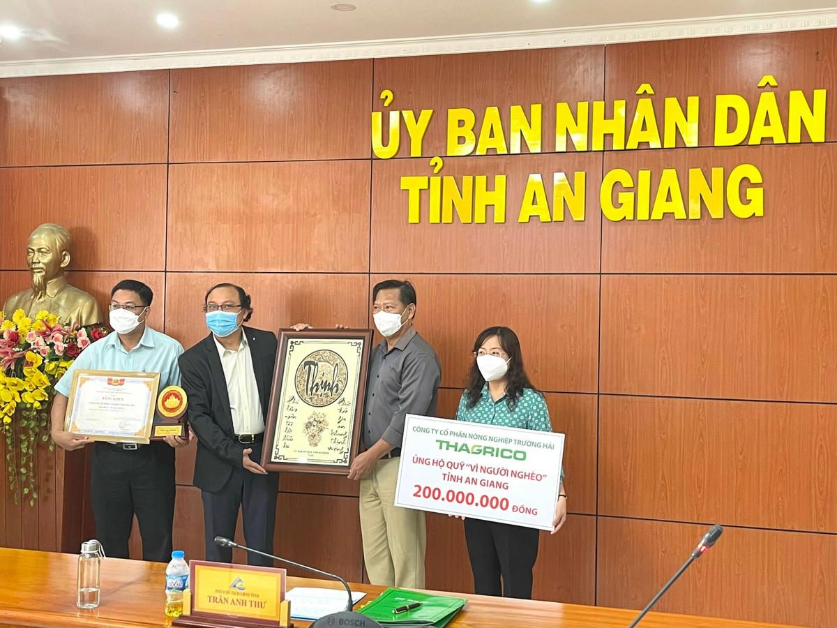Công ty cổ phần nông nghiệp Trường Hải (THAGRICO) thuộc Tập đoàn THACO hỗ trợ Ủy ban MTTQ Việt Nam tỉnh An Giang 200 triệu đồng cho quỹ “Vì người nghèo” của tỉnh An Giang