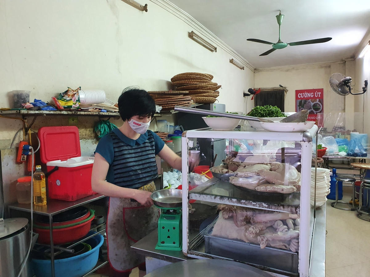 Nhiều hàng quán chỉ hoạt động cầm chừng để đợi tuyển đủ nhân viên.