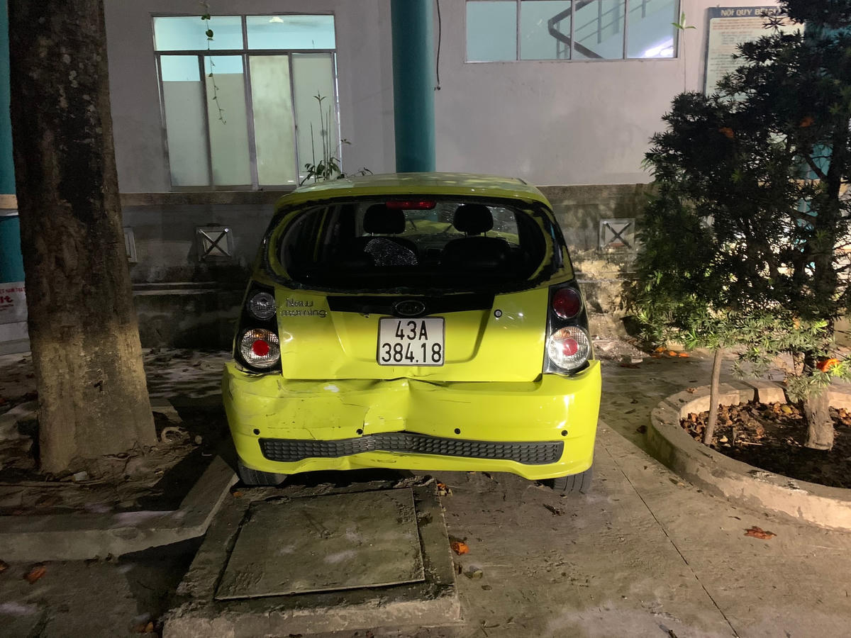 Phần đuôi chiếc xe bị hư hỏng sau khi gây tai nạn.