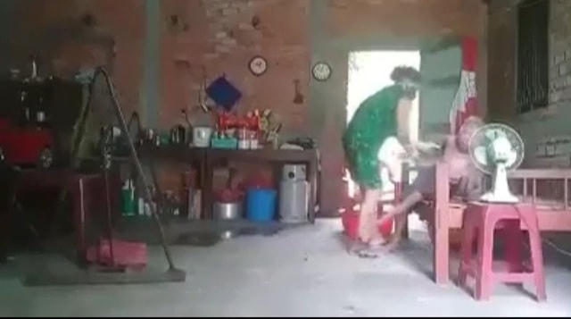 Trong clip, bà H. liên tục dùng lời lẽ lăng nhục mẹ mình, đánh đập, đổ phân lên đầu cụ Đ.