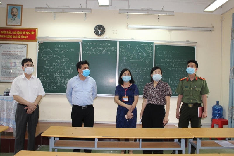 Lãnh đạo Thành phố Móng Cái kiểm tra các địa điểm thi tốt nghiệp THPT.